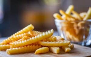 Seitdem ich das mache, sind meine Airfryer-Pommes perfekt: Ich verrate Ihnen den heißen Wasser-Trick.